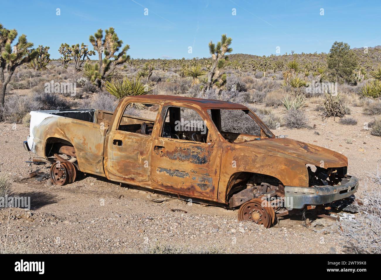 Camionnette brûlée et rouillée dans le désert de Mojave au sud de Las Vegas Banque D'Images