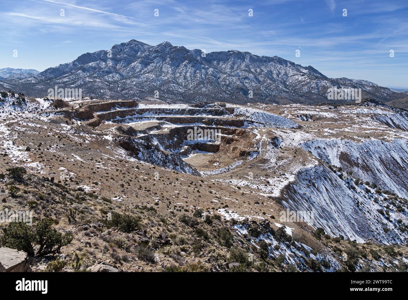 Clark Mountain et la partie nord de la mine Colosseum Open Pit en hiver avec de la neige Banque D'Images