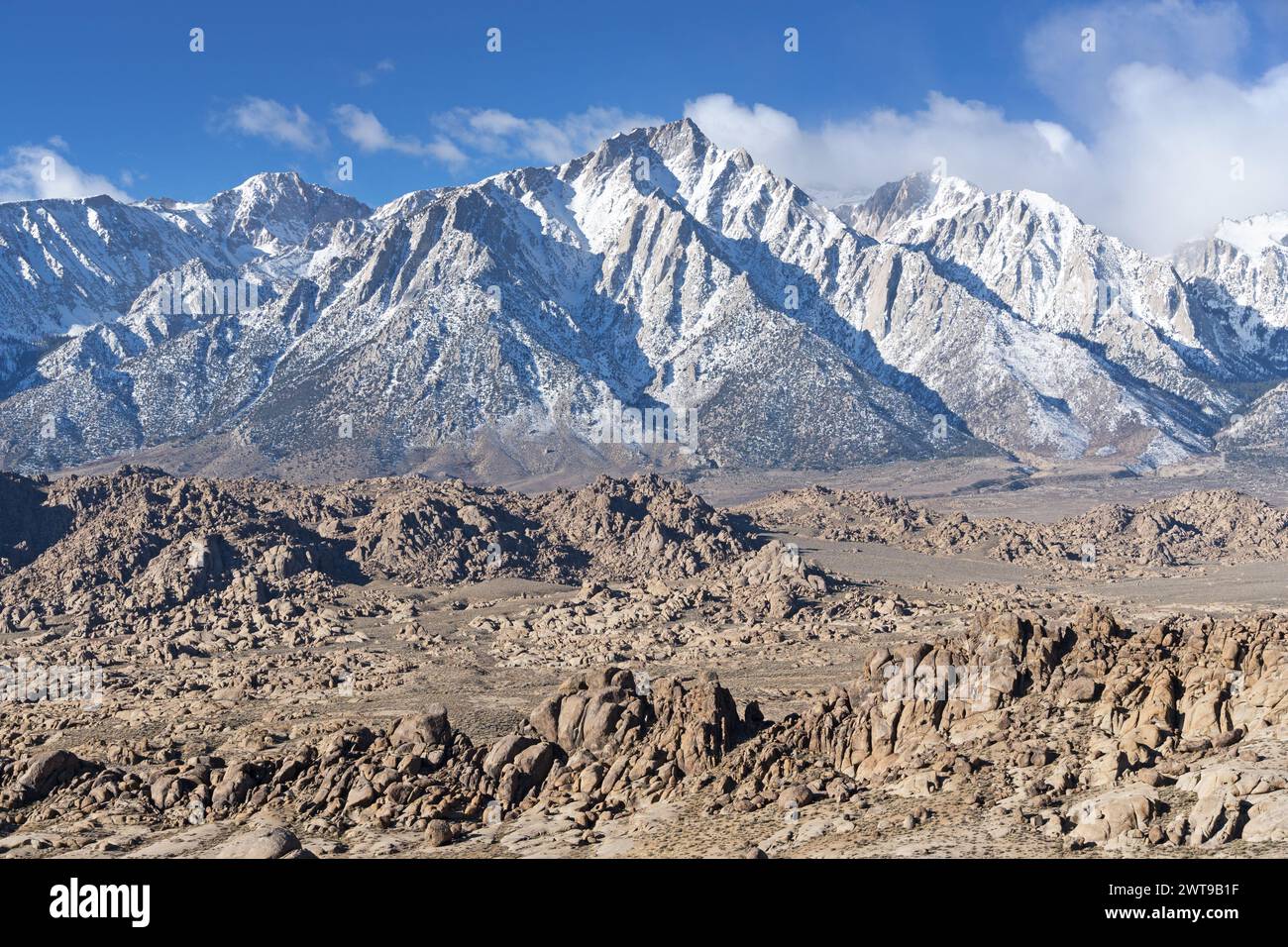 Enneigés, le pic Lone Pine et le mont Langley s'élèvent au-dessus des collines de l'Alabama près de Lone Pine dans la vallée de l'Owens en Californie Banque D'Images