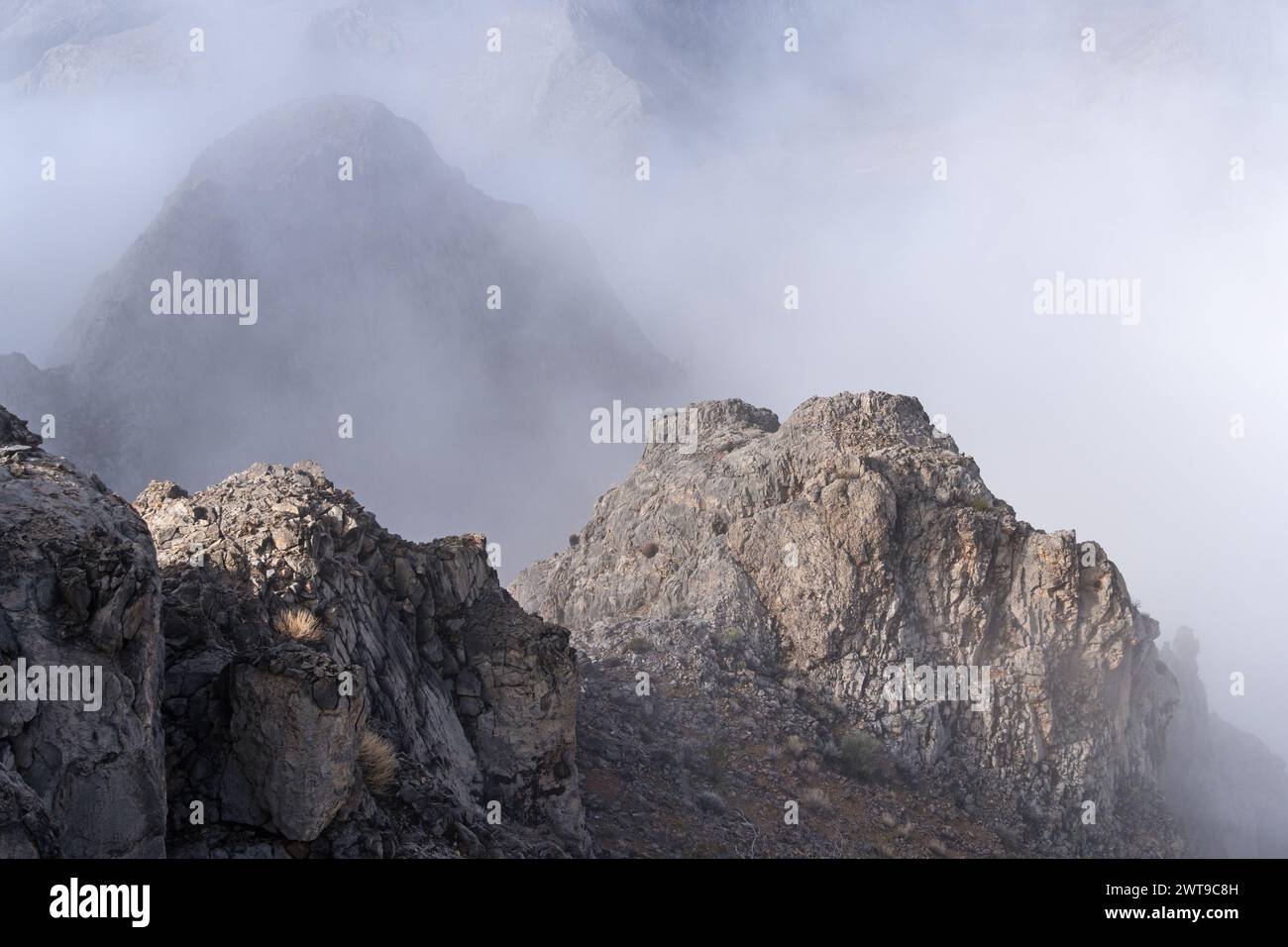 Les montagnes mystérieuses regardent hors des nuages dans la chaîne Arrow Canyon dans le Nevada Banque D'Images