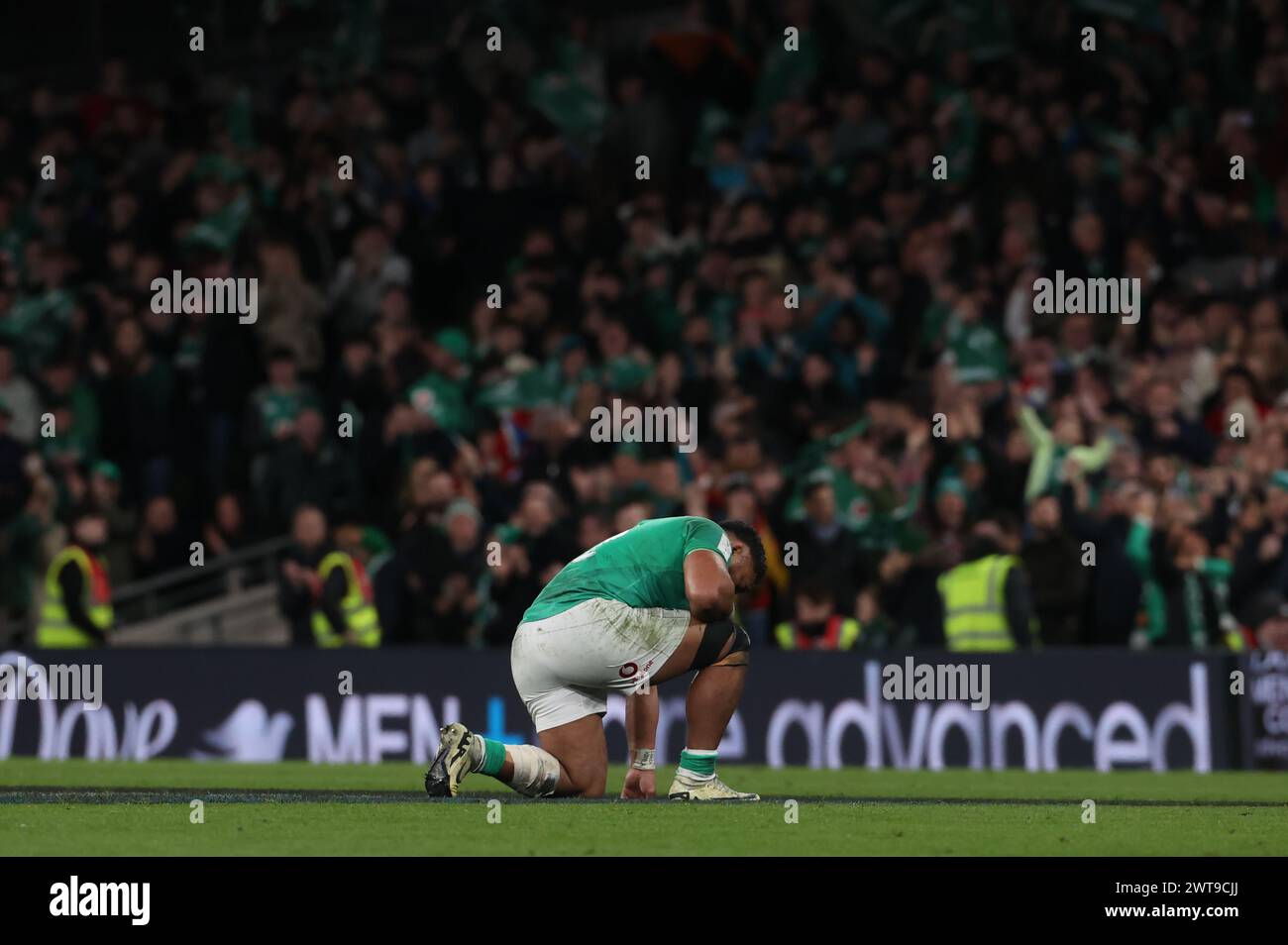 L’irlandaise Bundee Aki réagit à plein temps lors du match Guinness six Nations au stade Aviva de Dublin. Date de la photo : samedi 16 mars 2024. Banque D'Images