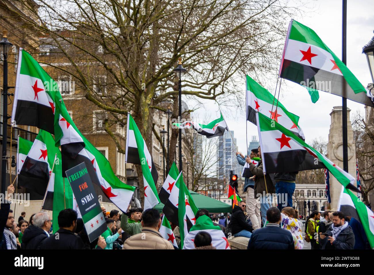 La campagne de solidarité syrienne a célébré l'anniversaire de la Révolution syrienne avec un événement commémoratif à Whitehall. Le rassemblement, retentissant avec la déclaration "nous préférerions périr que d'être gouvernés par Assad!", a souligné la quête persistante de démocratie et de droits de l'homme en Syrie, jetant un coup de projecteur sur le conflit prolongé et l'esprit indomptable de ceux qui militent pour le changement. Crédit : Sinai Noor/Alamy Live News Banque D'Images