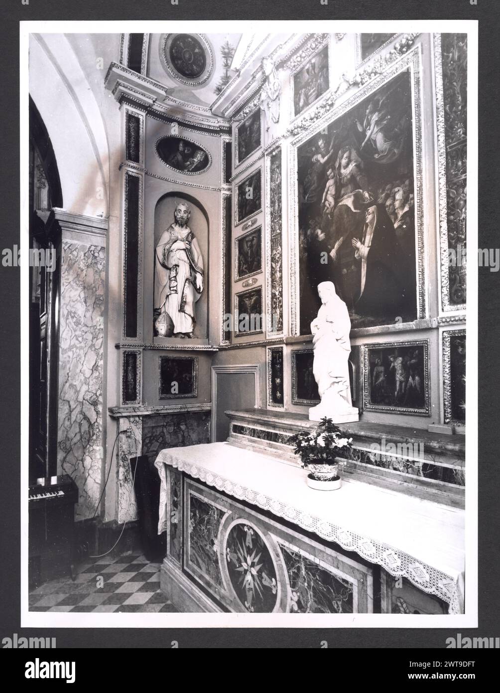 Lazio Rieti Magliano Sabina Cathédrale 4. Hutzel, Max 1960-1990 vues extérieures de la façade (XVIIIe siècle) et des portails (XVe siècle). Vues de l'intérieur restauré : fresques en abside du couronnement de la Vierge, Annonciation et la naissance et la mort du fils d'Uliano, noble de Magliano ; fresques décoratives au plafond ; retables et autels en marbre. Trésor : chasuble de brocart d'argent et d'or décoré de saints (XVIIIe siècle), portraits d'évêques (XVe-XVIIe siècle). Photographe et érudit d'origine allemande Max Hutzel (1911-1988) photographié en Italie du début des années 1960 jusqu'à sa mort. La Re Banque D'Images