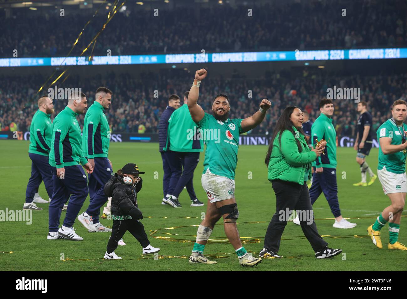 Le Bundee Aki irlandais célèbre avec les fans le match Guinness six Nations au stade Aviva de Dublin. Date de la photo : samedi 16 mars 2024. Banque D'Images