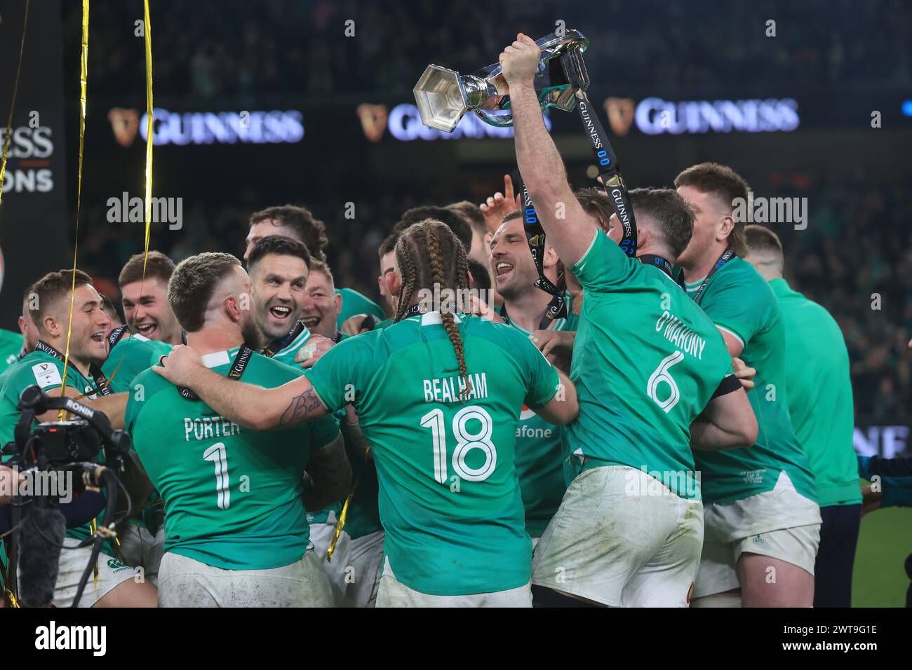 Les joueurs irlandais célèbrent avec le trophée Guinness six Nations après leur match au stade Aviva de Dublin. Date de la photo : samedi 16 mars 2024. Banque D'Images