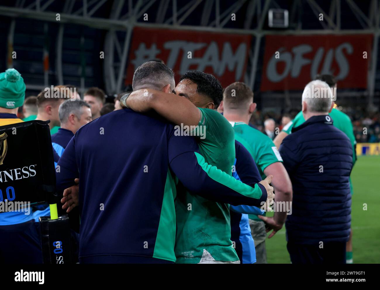 Andy Farrell, l'entraîneur-chef de l'Irlande, et Bundee Aki célèbrent le match des six Nations Guinness à l'Aviva Stadium de Dublin. Date de la photo : samedi 16 mars 2024. Banque D'Images