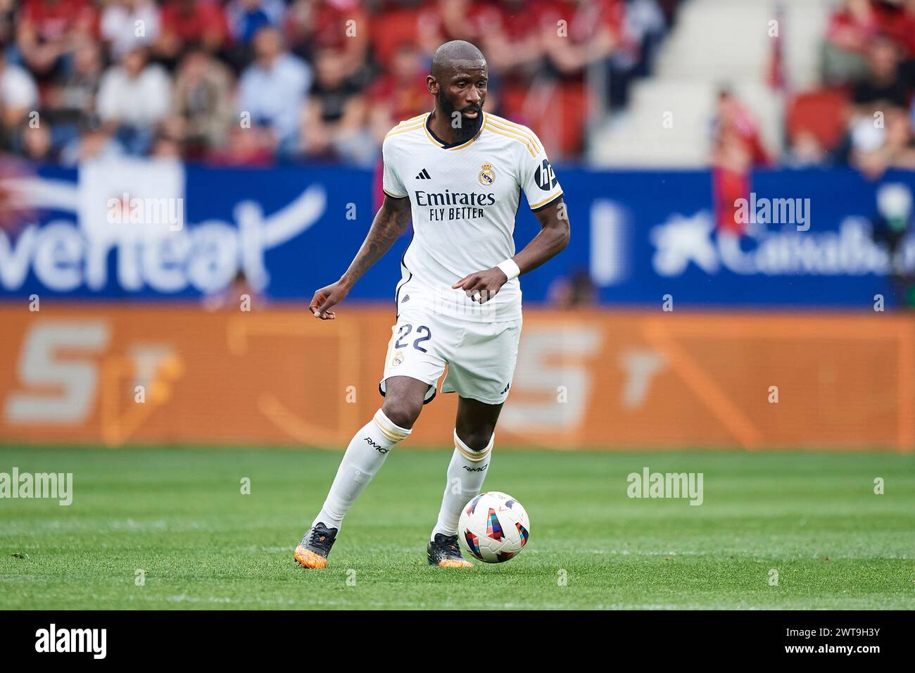 Antonio Rudiger du Real Madrid CF avec le ballon lors du match LaLiga EA Sports entre CA Osasuna et Real Madrid CF au stade El Sadar le 16 mars 2024, à Pampelune, Espagne. Crédit : Cesar Ortiz Gonzalez/Alamy Live News Banque D'Images