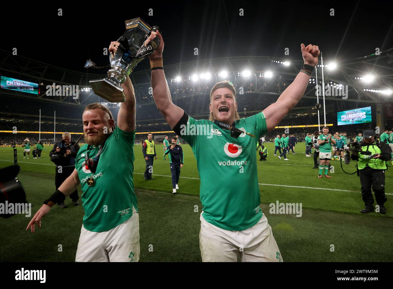 Les Irlandais Finlay Bealham et Joe McCarthy célèbrent avec le trophée Guinness six Nations après leur match à l’Aviva Stadium de Dublin. Date de la photo : samedi 16 mars 2024. Banque D'Images