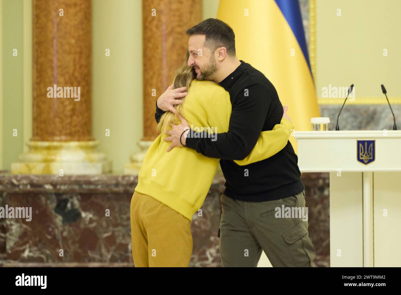 Kiev, Ukraine. 16 mars 2024. Le président ukrainien Volodymyr Zelenskyy, à droite, est accueilli par un athlète sourd après avoir remis un prix d’État en l’honneur de sa victoire aux Jeux Deaflympics d’hiver à la salle des prix du Palais Mariinsky, le 16 mars 2024 à Kiev, Ukraine. Crédit : Présidence ukrainienne/Bureau de presse présidentiel ukrainien/Alamy Live News Banque D'Images