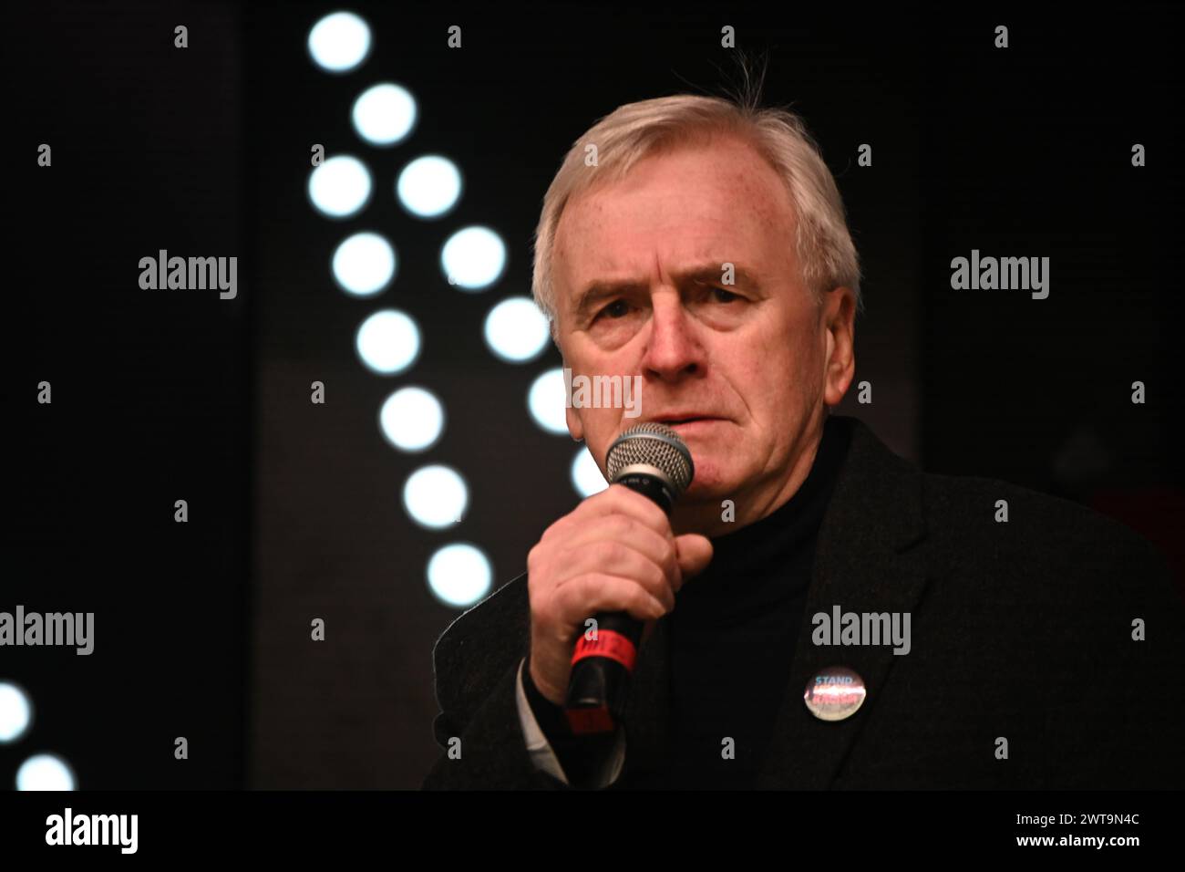 Londres, Royaume-Uni, 16 mars 2024. Le député travailliste John McDonnell lors de la manifestation de Londres et marche lors de la Journée anti-racisme des Nations Unies avec des marches organisées par Stand Up to Racism et soutenues par le TUC, les syndicats et les campagnes à Londres, Glasgow et Cardiff. Arrêtez l'islamophobie et l'antisémitisme. Manifester contre les groupes d'extrême droite "Stop à l'islamophobie, Stop à la sinophobie et à l'antisémitisme". Les réfugiés sont les bienvenus, arrêtez le Rwanda. Restauré la whip travailliste Diane Abbott. Racistes Tories Out, rassemblement devant le Home Office, marche vers Downing Street pour une fête de rue à Londres, au Royaume-Uni. Crédit : Voir Li/Picture Capital/Alamy Live News Banque D'Images