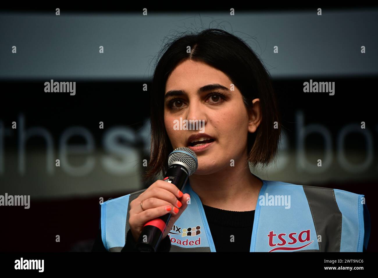 Londres, Royaume-Uni, 16 mars 2024. La Secrétaire générale de la TSSA, Maryam Eslamdoust, est une union politique anglo-iranienne qui a participé à la manifestation de Londres et qui a défilé lors de la Journée anti-racisme des Nations Unies avec des marches organisées par Stand Up to Racism et soutenues par le TUC, les syndicats et les campagnes à Londres, Glasgow et Cardiff. Arrêtez l'islamophobie et l'antisémitisme. Manifester contre les groupes d'extrême droite "Stop à l'islamophobie, Stop à la sinophobie et à l'antisémitisme". Les réfugiés sont les bienvenus, arrêtez le Rwanda. Restauré la whip travailliste Diane Abbott. Racistes Tories Out, rassemblement devant le Home Office, marche vers Downing Street pour une fête de rue à Londres, au Royaume-Uni. Banque D'Images