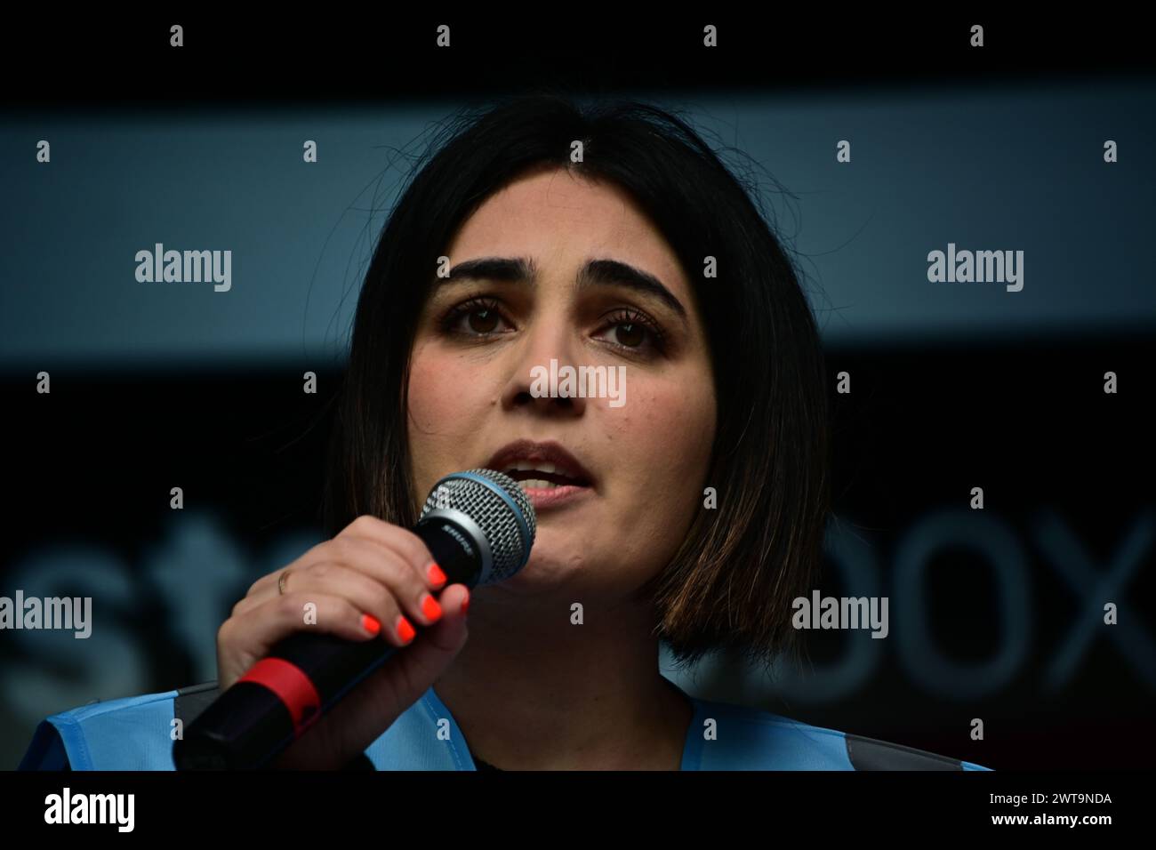 Londres, Royaume-Uni, 16 mars 2024. La Secrétaire générale de la TSSA, Maryam Eslamdoust, est une union politique anglo-iranienne qui a participé à la manifestation de Londres et qui a défilé lors de la Journée anti-racisme des Nations Unies avec des marches organisées par Stand Up to Racism et soutenues par le TUC, les syndicats et les campagnes à Londres, Glasgow et Cardiff. Arrêtez l'islamophobie et l'antisémitisme. Manifester contre les groupes d'extrême droite "Stop à l'islamophobie, Stop à la sinophobie et à l'antisémitisme". Les réfugiés sont les bienvenus, arrêtez le Rwanda. Restauré la whip travailliste Diane Abbott. Racistes Tories Out, rassemblement devant le Home Office, marche vers Downing Street pour une fête de rue à Londres, au Royaume-Uni. Banque D'Images