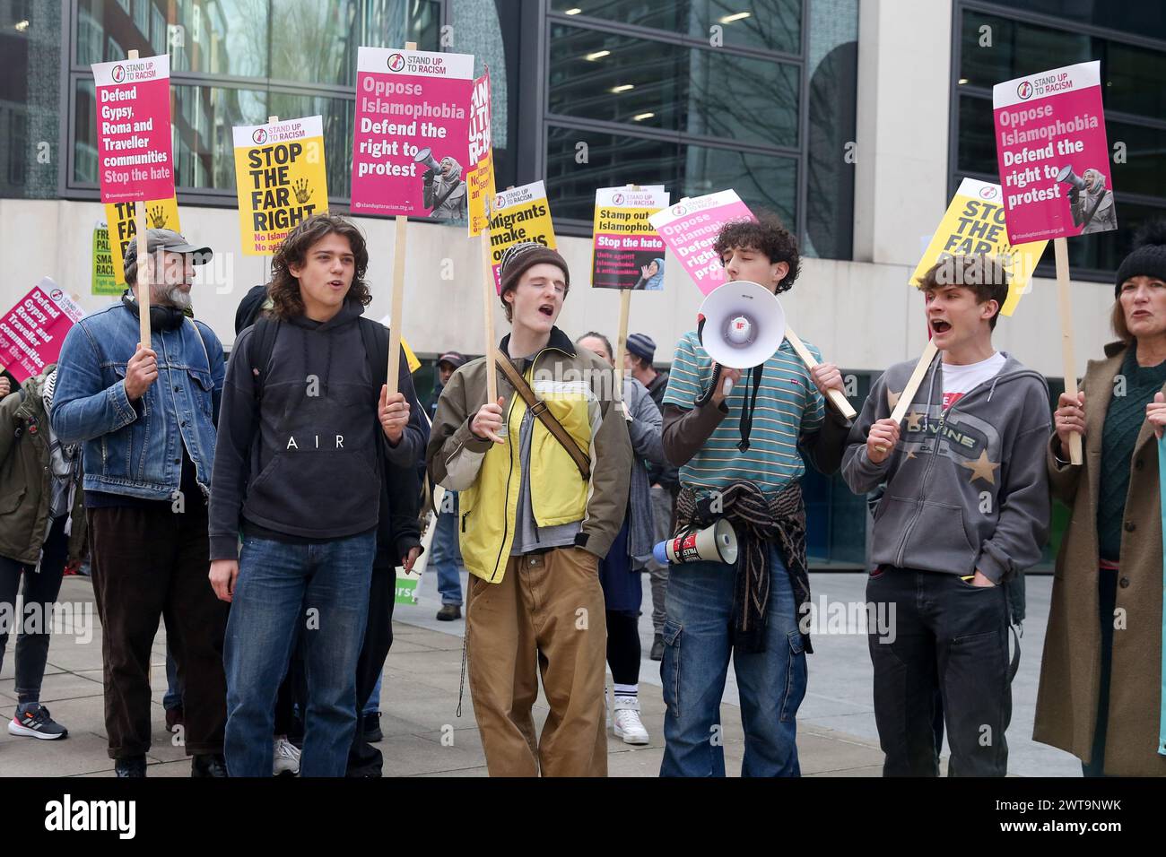 Londres, Royaume-Uni. 16 mars 2024. Les manifestants tiennent des pancartes devant le ministère de l'intérieur lors d'un rassemblement contre le racisme avant la Journée de l'ONU contre le racisme. Crédit : SOPA images Limited/Alamy Live News Banque D'Images