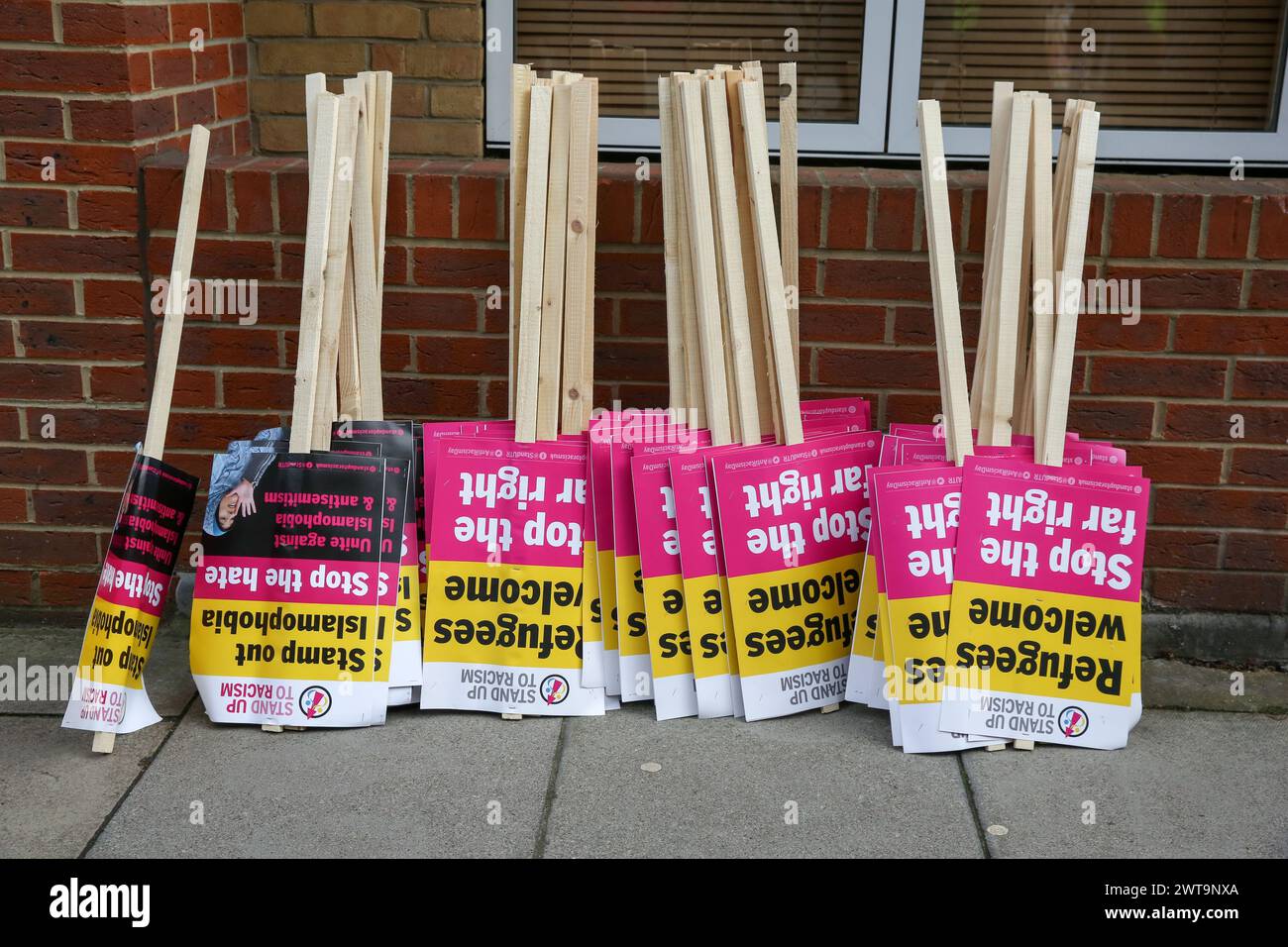 Londres, Royaume-Uni. 16 mars 2024. Pancartes aperçues devant le Home Office lors d'un rassemblement contre le racisme avant la Journée de l'ONU contre le racisme. Crédit : SOPA images Limited/Alamy Live News Banque D'Images