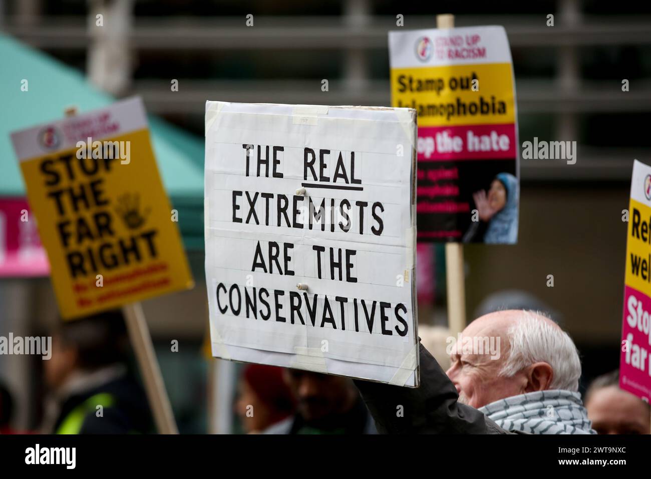 Londres, Royaume-Uni. 16 mars 2024. Pancartes aperçues devant le Home Office lors d'un rassemblement contre le racisme avant la Journée de l'ONU contre le racisme. Crédit : SOPA images Limited/Alamy Live News Banque D'Images