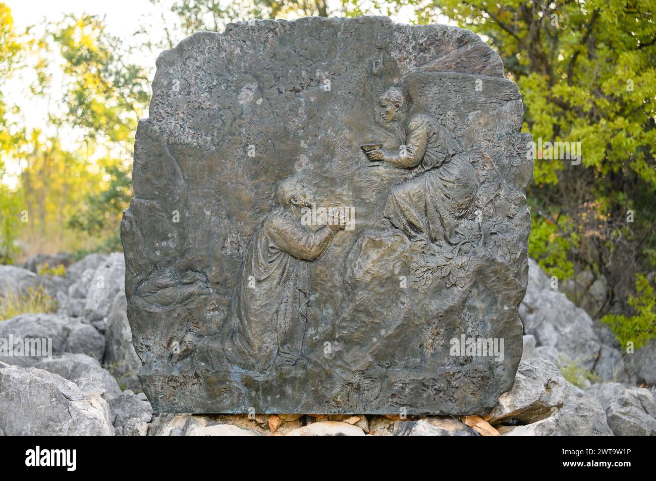 L’agonie de Jésus dans le jardin – premier mystère douloureux du Rosaire. Sculpture en relief sur le mont Podbrdo (la colline des apparitions) à Medjugorje. Banque D'Images