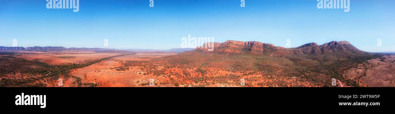 Panorama aérien majestueux du parc national des Ikara Flinders Ranges en Australie méridionale. Banque D'Images