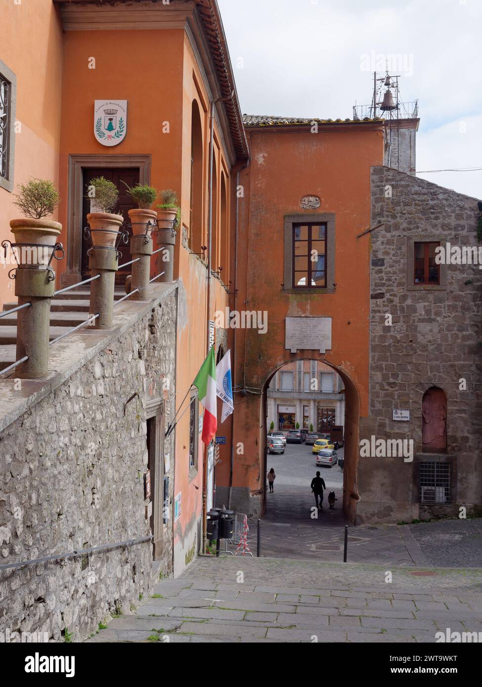Rue escarpée et avec arche dans le centre historique de Montefiascone, région du Latium, Italie. Mars 2024 Banque D'Images
