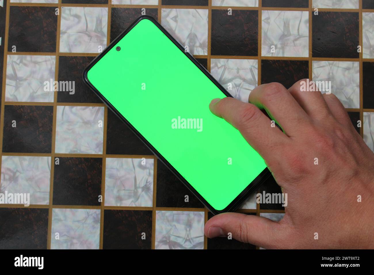 Téléphone portable masculin avec écran vert Banque D'Images