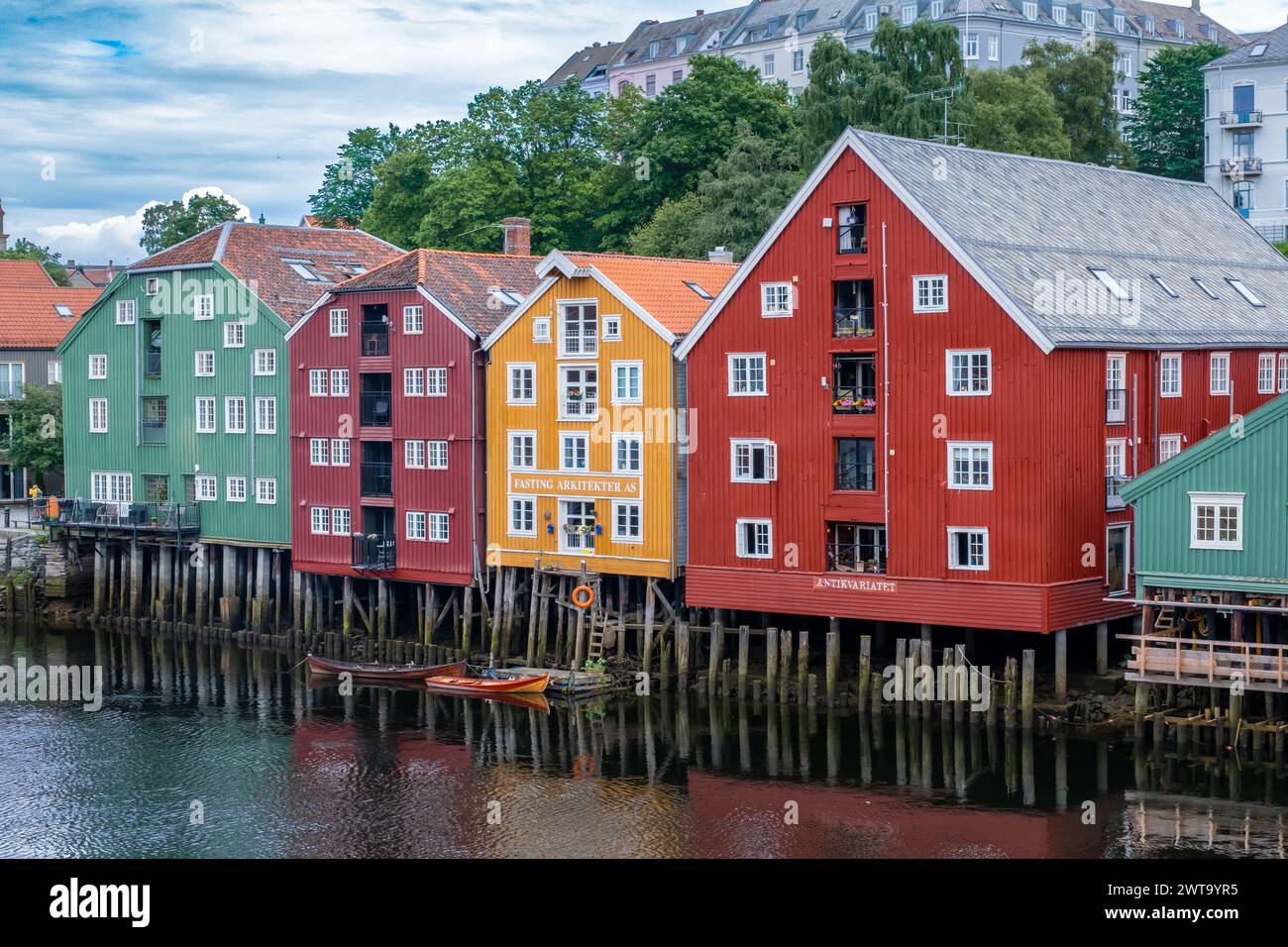 Trondheim, Norvège - 13 juillet 2023 : célèbres maisons colorées en bois à Trondheim Banque D'Images
