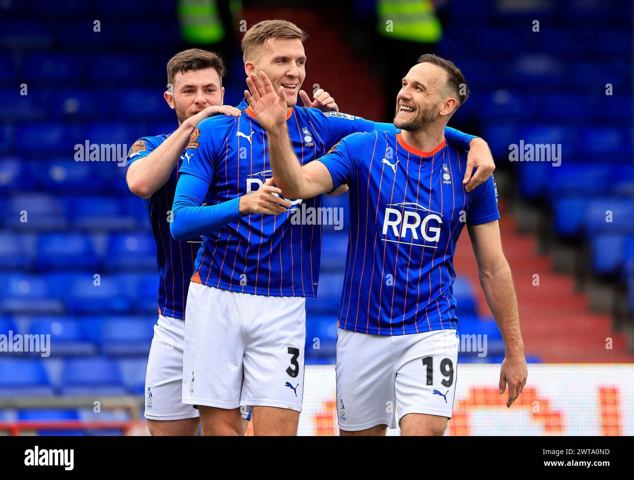 Dan Gardner du Oldham Athletic Association Football Club célèbre avoir marqué le deuxième but de son équipe avec Mark Kitching du Oldham Athletic Association Football Club et Nathan Sheron du Oldham Athletic Association Football Club lors du match de Vanarama National League entre Oldham Athletic et Chesterfield à Boundary Park, Oldham le samedi 16 mars 2024. (Photo : Thomas Edwards | mi News) crédit : MI News & Sport /Alamy Live News Banque D'Images