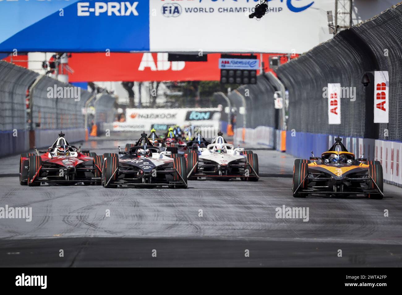 08 BIRD Sam (gbr), NEOM McLaren Formula E Team, Nissan e-4ORCE 04, action, 09 EVANS Mitch (nzl), Jaguar TCS Racing, Jaguar i-type 6, action lors de l'ePrix de Sao Paulo 2024, 3ème réunion du Championnat du monde ABB FIA Formula E 2023-24, sur le circuit Street de Sao Paulo du 24 au 26 mars 2024 à Sao Paulo, Brésil Banque D'Images