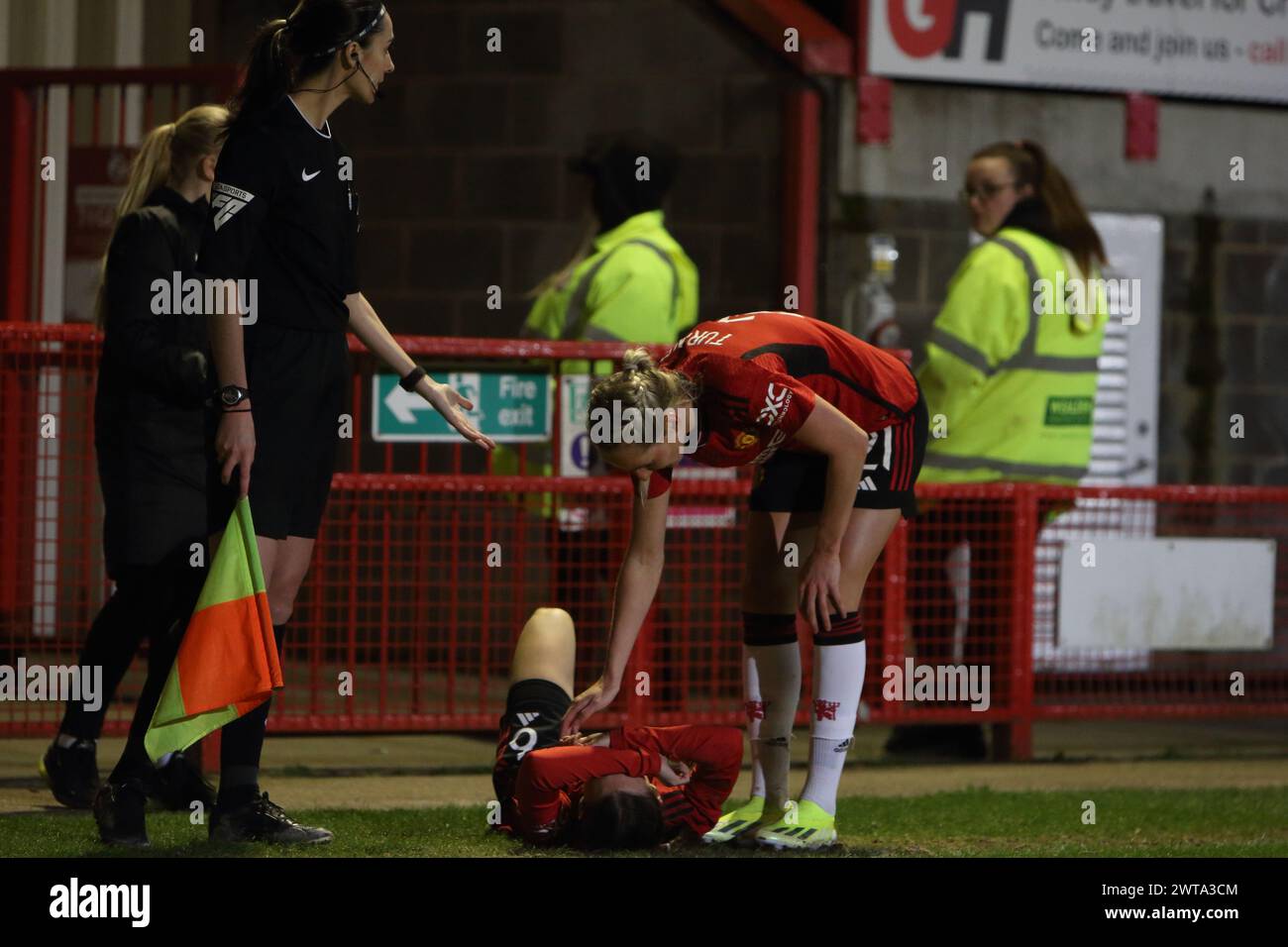 Hannah Blundell sur le terrain avec Millie Turner Brighton & Hove Albion v Manchester United Women's FA Cup Adobe Women's Cup Broadfield Stadium Crawley Town FC Banque D'Images