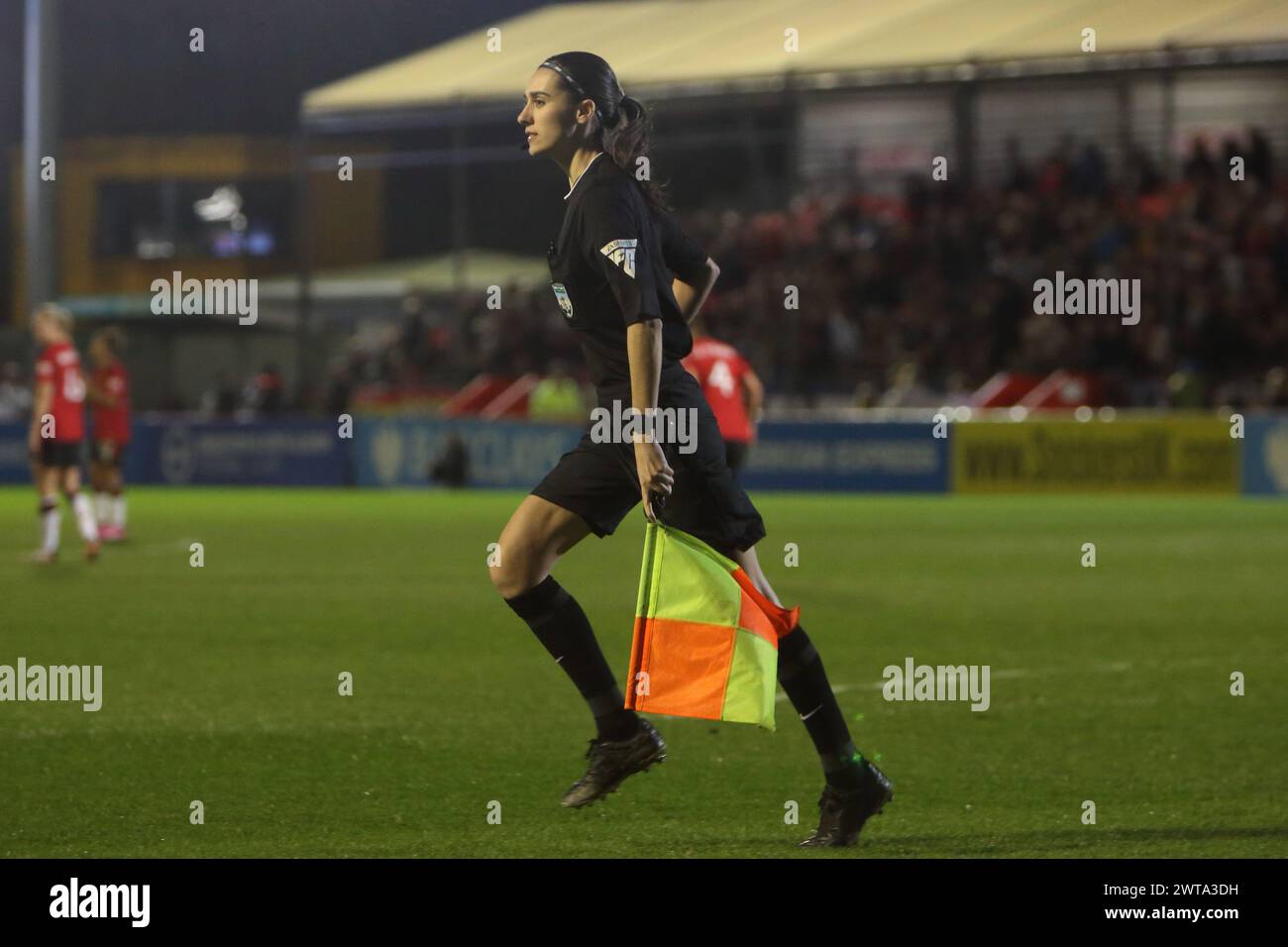 Arbitre adjoint Jade Wardle Brighton & Hove Albion Women v Manchester United Women's FA Cup au Broadfield Stadium, Crawley Town FC Banque D'Images