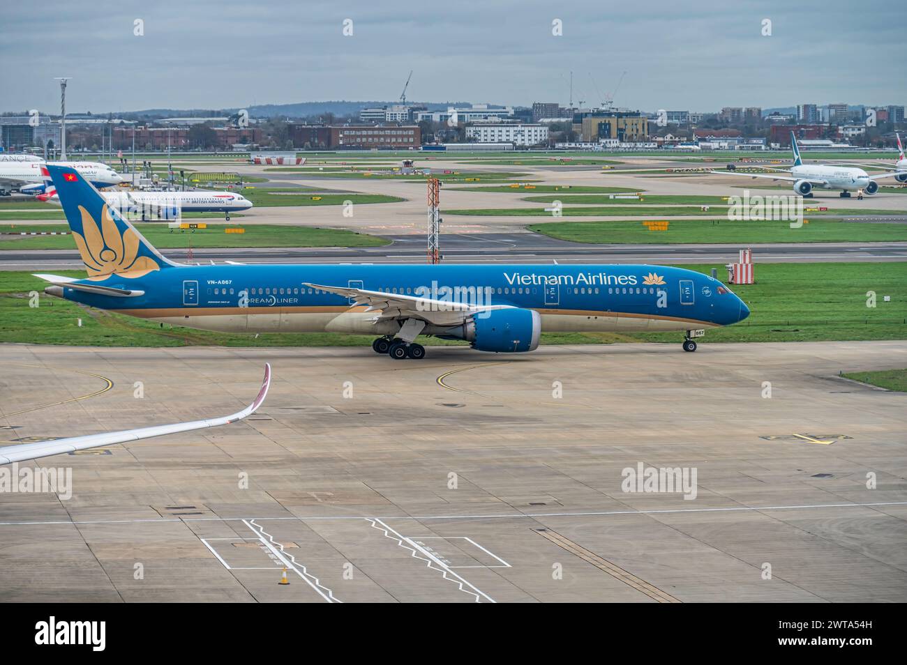 LONDRES, Royaume-Uni - 13 MARS 2024 : Boeing 787-9 Dreamliner de Vietnam Airlines circulant sur la piste de l'aéroport d'Heathrow Banque D'Images
