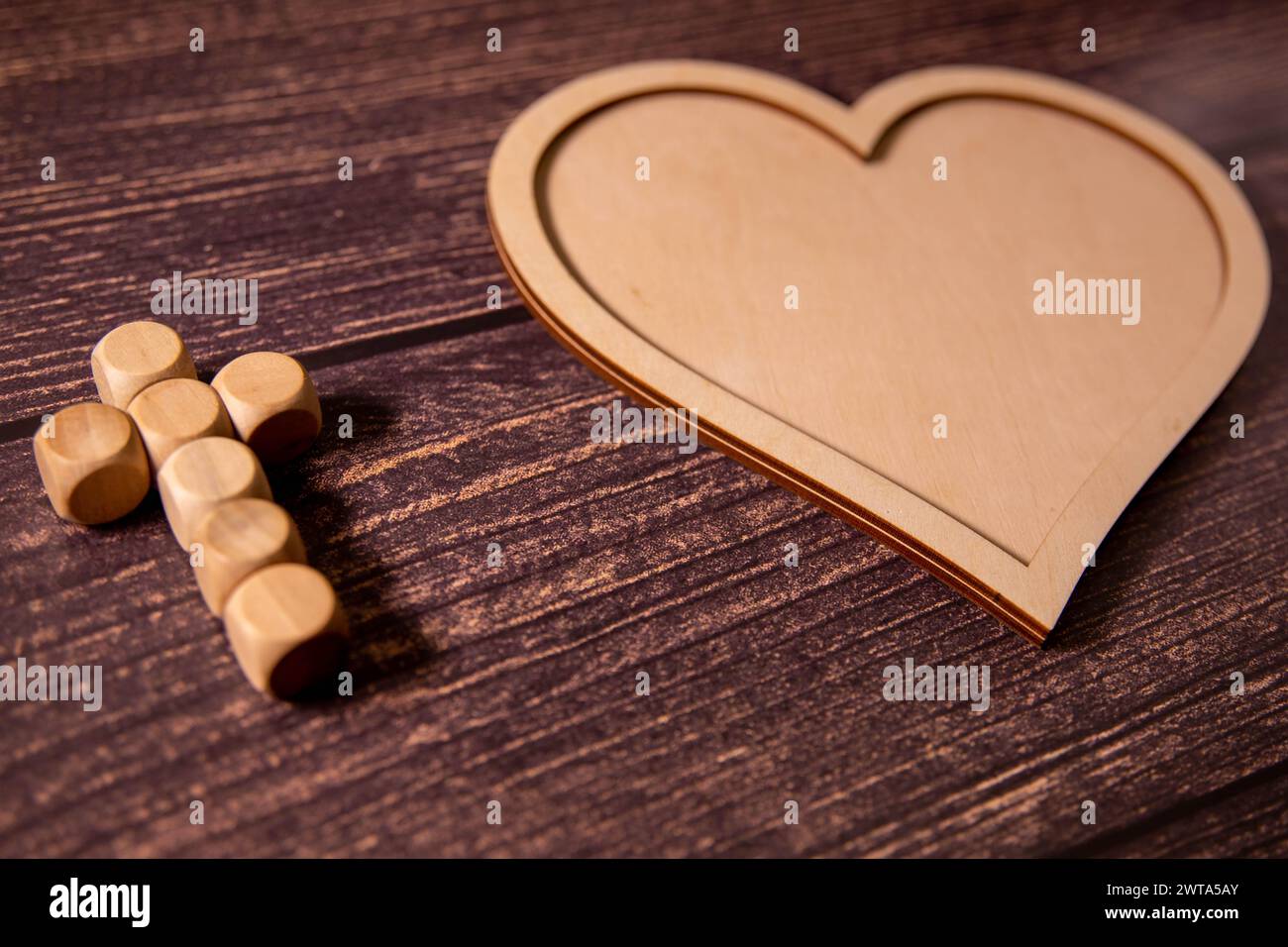 Coeur rouge avec un crucifix en bois sur un bureau. Concept Jésus vous aime Banque D'Images