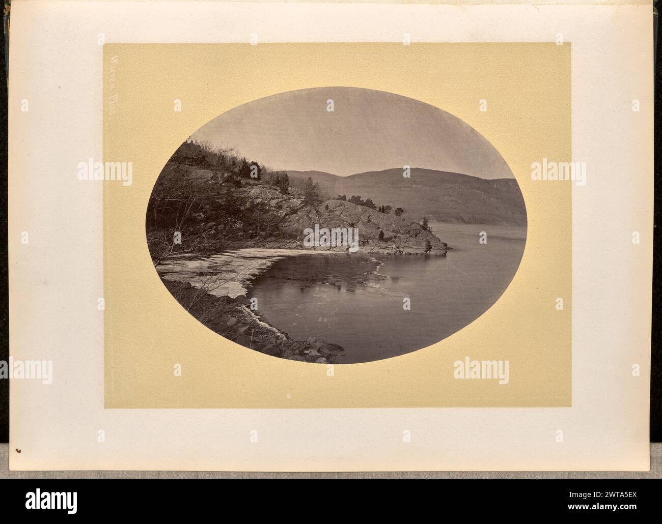 Hudson River, West point. George Kendall Warren, photographe (américain, 1834 - 1884) 1868 vue d'une rive. Une fine couche de glace s'est formée à la surface de la rivière le long du bord de l'eau, dans la partie inférieure gauche de l'image. Banque D'Images