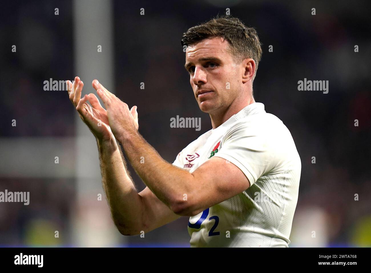 L'Anglais George Ford applaudit les supporters après le coup de sifflet final du Guinness six Nations match au Groupama Stadium de Lyon, en France. Date de la photo : samedi 16 mars 2024. Banque D'Images