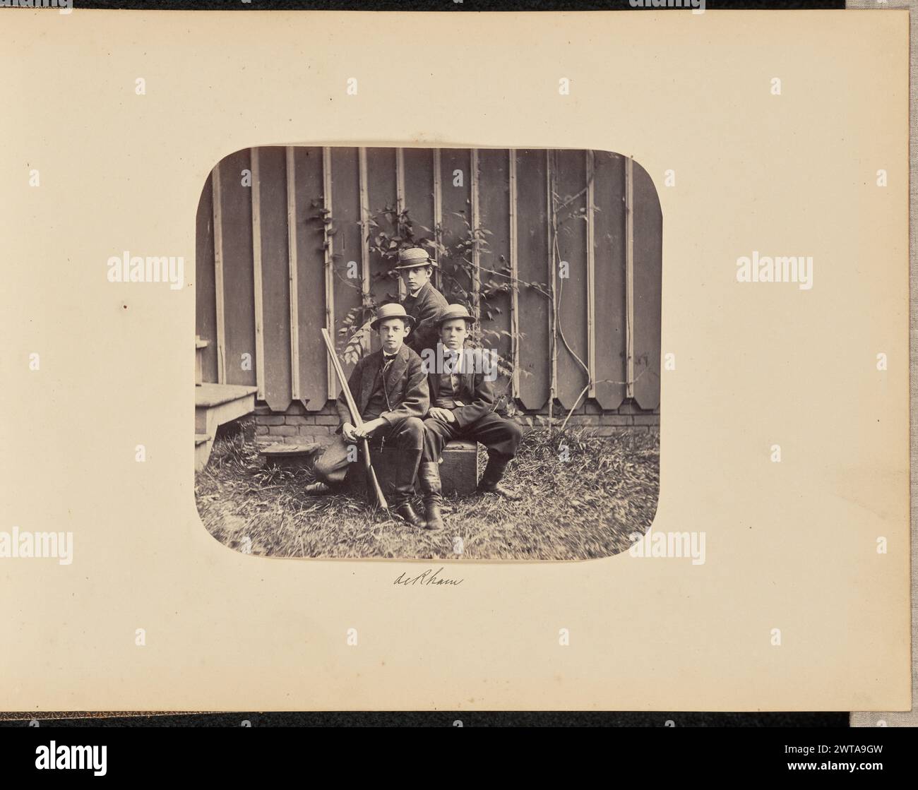 De Rham. Probablement Charles de Rham, photographe (américain, 1822 - 1909) vers 1865–1870 Un portrait de groupe des trois fils de Charles et Laura de Rham. Deux des garçons, Charles Jr. Et William, sont assis sur une boîte face à la caméra. Henry Casimir de Rham est assis sur le côté derrière eux. Charles de Rham Jr. tient un fusil. Le groupe est posé à l'extérieur devant un mur avec du lierre poussant dessus. (Recto, monture) en bas au centre, encre noire : 'de Rham' ; (verso, monture) en bas à gauche, crayon : 'A24.67'; Banque D'Images