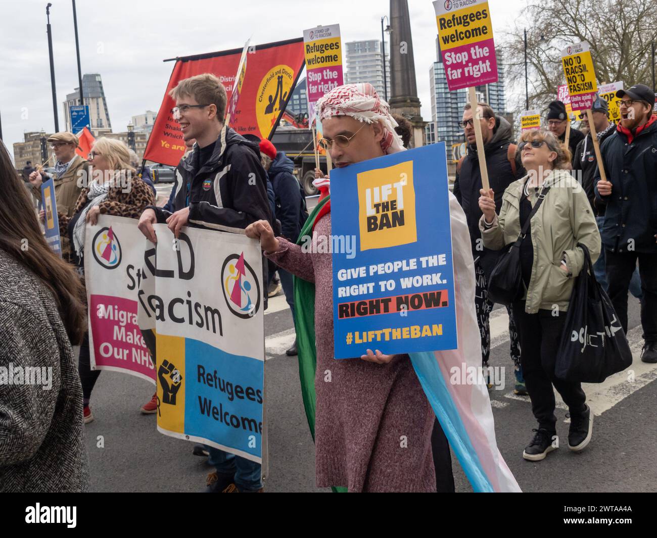Londres, Royaume-Uni. 16 mars 2024. Lever l'interdiction - laissez Asylm seekres travailler.les gens marchent du rassemblement de la Journée anti-racisme de l'ONU au Ministère de l'intérieur à Downing St contre la rhétorique et les politiques anti-immigrés, antisémites, racistes et xénophobes d'extrême droite du gouvernement. Jeremy Corbyn se joint à la marche à Parliament Square alors que la marche tourne le long du Embankment pour marcher vers l'extrémité nord de Whitehall et le descendre jusqu'au rassemblement House Against Hate à Downing Peter Marshall/Alamy Live News Banque D'Images