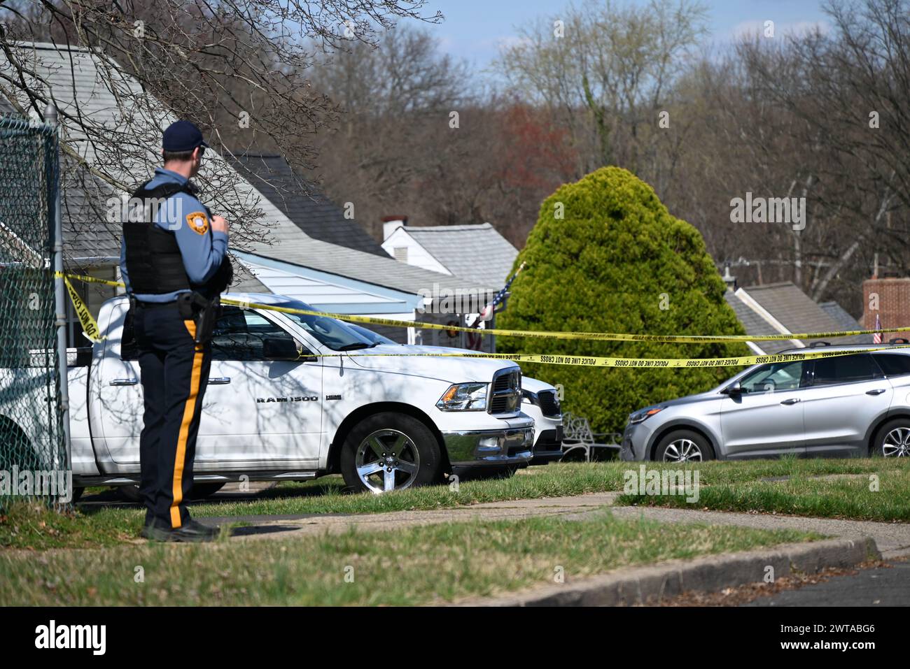 Trenton, États-Unis. 16 mars 2024. La police garde la scène de crime sur Viewpoint Lane où la belle-mère du suspect Andre Gordon, 52 ans, Karen Gordon et sa sœur Kera Gordon, 13 ans, ont toutes deux été tuées. Un suspect a tué plusieurs personnes dans une situation de fusillade active à Levittown, en Pennsylvanie, dans le canton de Falls, et est barricadé à l'intérieur d'une résidence à Trenton. Le tireur, responsable de plusieurs morts à Levittown, en Pennsylvanie, samedi, est dans une impasse avec la police alors qu'il détient des otages à Trenton, New Jersey. Crédit : SOPA images Limited/Alamy Live News Banque D'Images