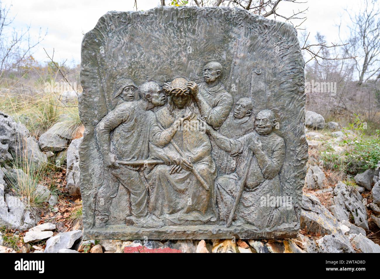 Le couronnement aux épines - troisième mystère douloureux du Rosaire. Sculpture en relief sur le mont Podbrdo (la colline des apparitions) à Medjugorje. Banque D'Images