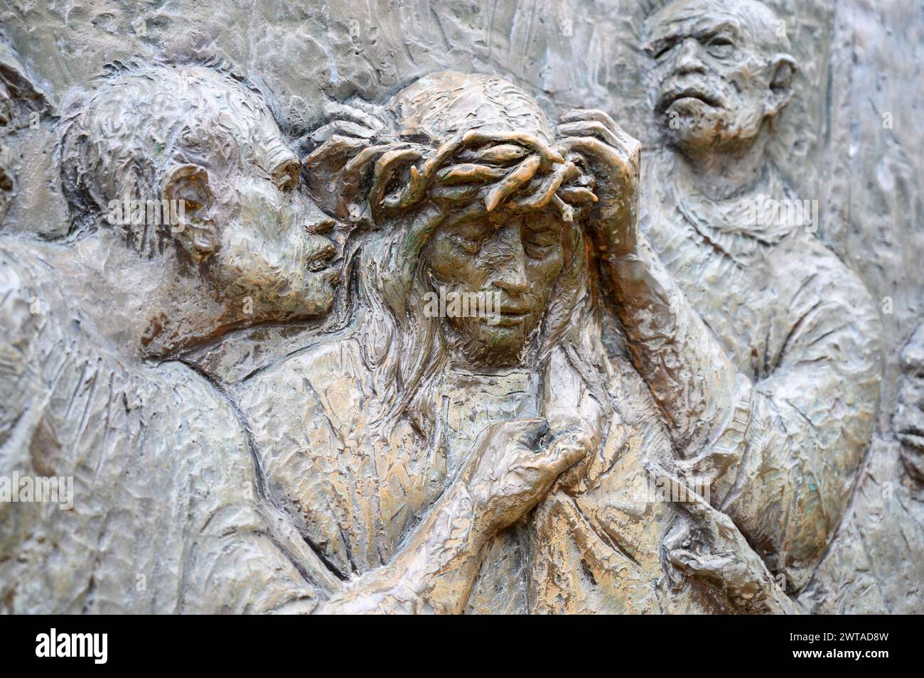 Le couronnement aux épines - troisième mystère douloureux du Rosaire. Sculpture en relief sur le mont Podbrdo (la colline des apparitions) à Medjugorje. Banque D'Images