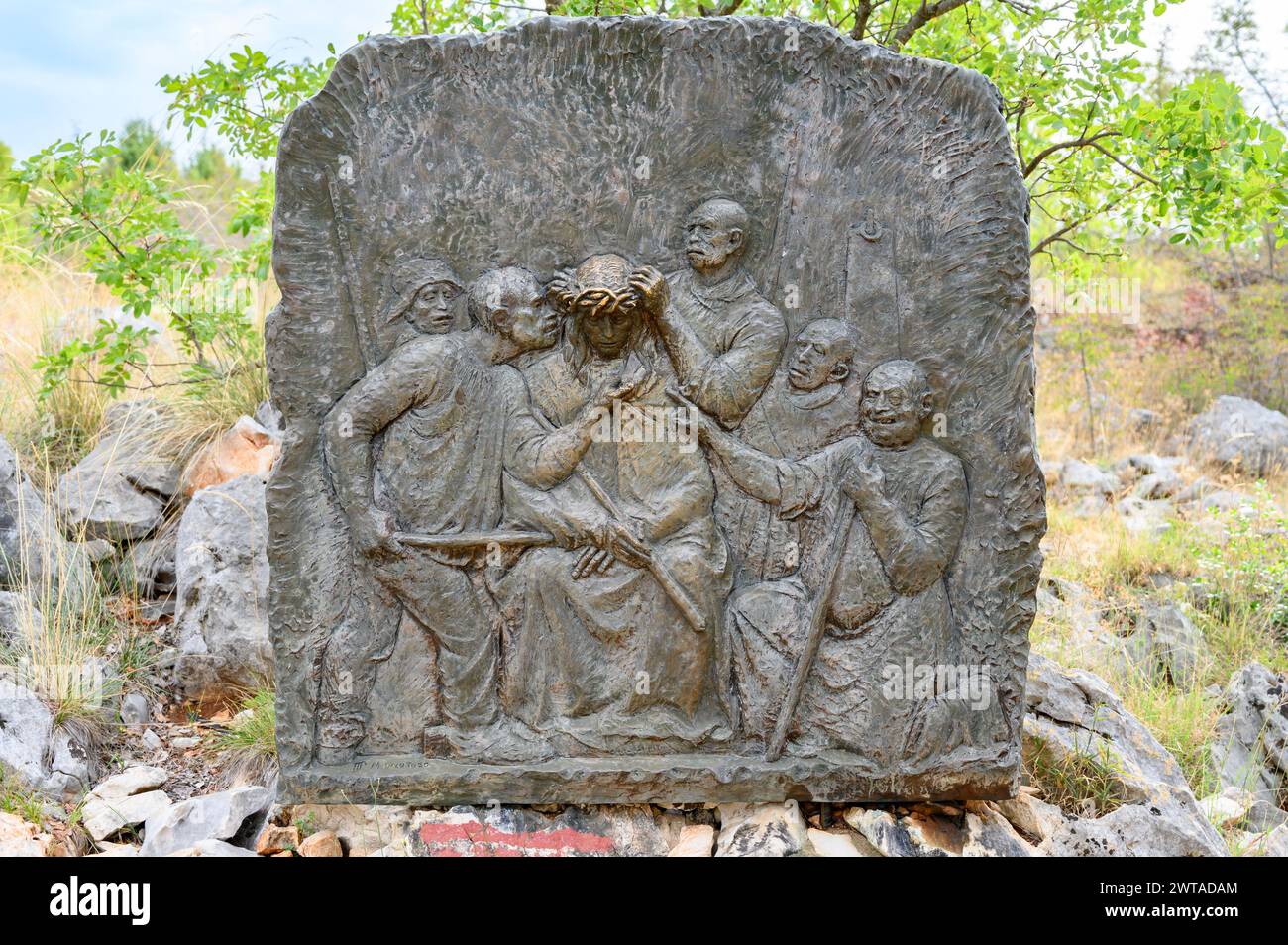 Le couronnement aux épines - troisième mystère douloureux du Rosaire. Sculpture en relief sur le mont Podbrdo (la colline des apparitions) à Medjugorje. Banque D'Images