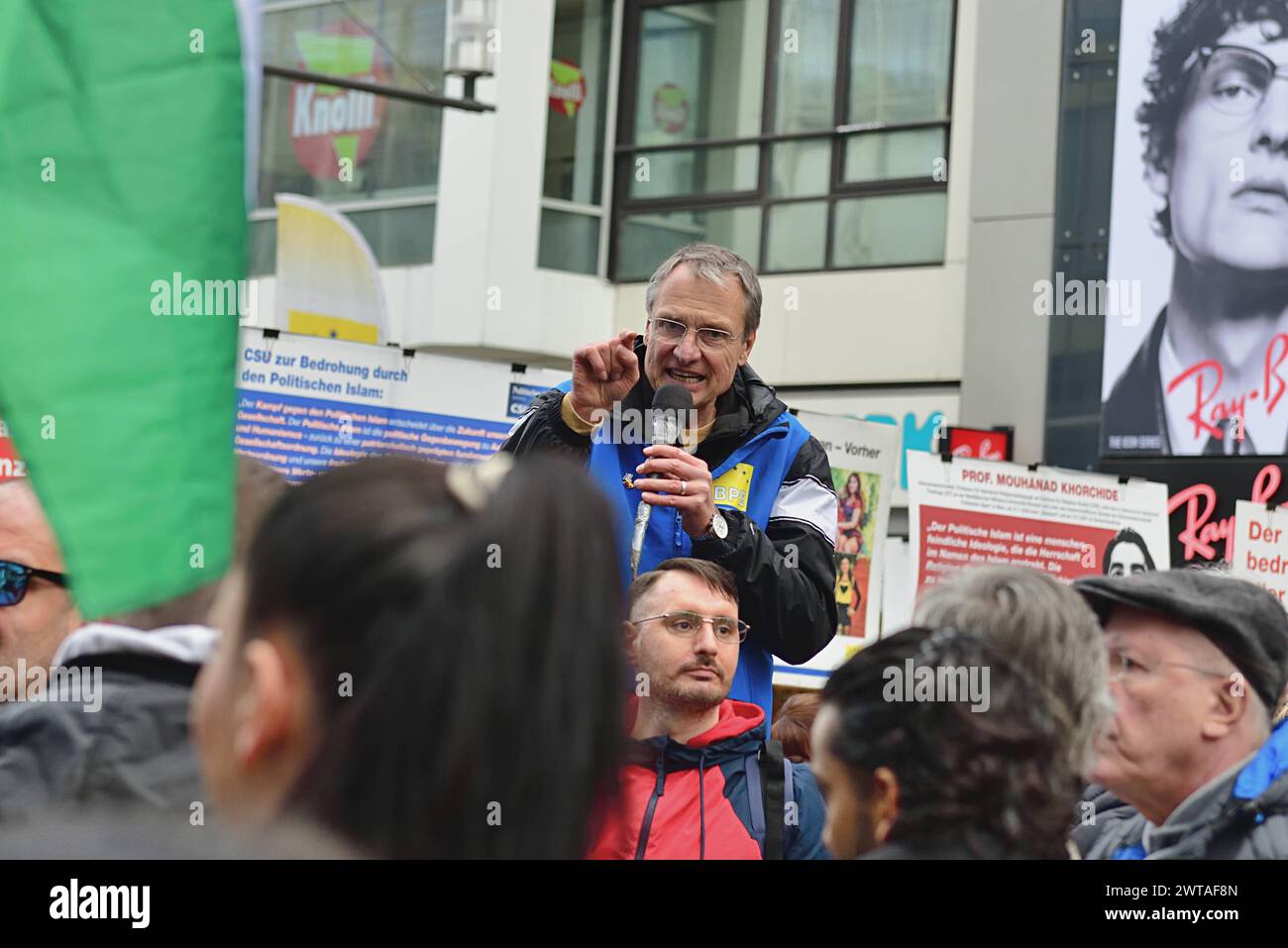 16.3.2024 Michael Stürzenberger Der ehemalige Sprecher der Münchener CSU und Islamfeindliche Aktivist Michael Stürzenberger BEI einer Kundgebung à Francfort-sur-le-main. Er ist Mitglied in der Bewegung Pax Europa und Pegida-Aktivist. Stürzenberger wurde mehrfach verurteilt, unter anderem wegen Beleidigung, Verhetzung und Herabwürdigung religiöser Lehren und Volksverhetzung. Er wird vom Bayerischen Landesamt für Verfassungsschutz beobachtet. Frankfurt am main Zeil Hessen Deutschland *** 16 3 2024 Michael Stürzenberger ancien porte-parole du CSU de Munich et militant islamophobe Michael Stürze Banque D'Images