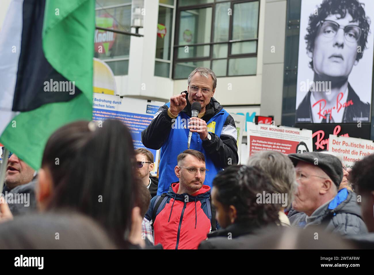 16.3.2024 Michael Stürzenberger Der ehemalige Sprecher der Münchener CSU und Islamfeindliche Aktivist Michael Stürzenberger BEI einer Kundgebung à Francfort-sur-le-main. Er ist Mitglied in der Bewegung Pax Europa und Pegida-Aktivist. Stürzenberger wurde mehrfach verurteilt, unter anderem wegen Beleidigung, Verhetzung und Herabwürdigung religiöser Lehren und Volksverhetzung. Er wird vom Bayerischen Landesamt für Verfassungsschutz beobachtet. Frankfurt am main Zeil Hessen Deutschland *** 16 3 2024 Michael Stürzenberger ancien porte-parole du CSU de Munich et militant islamophobe Michael Stürze Banque D'Images