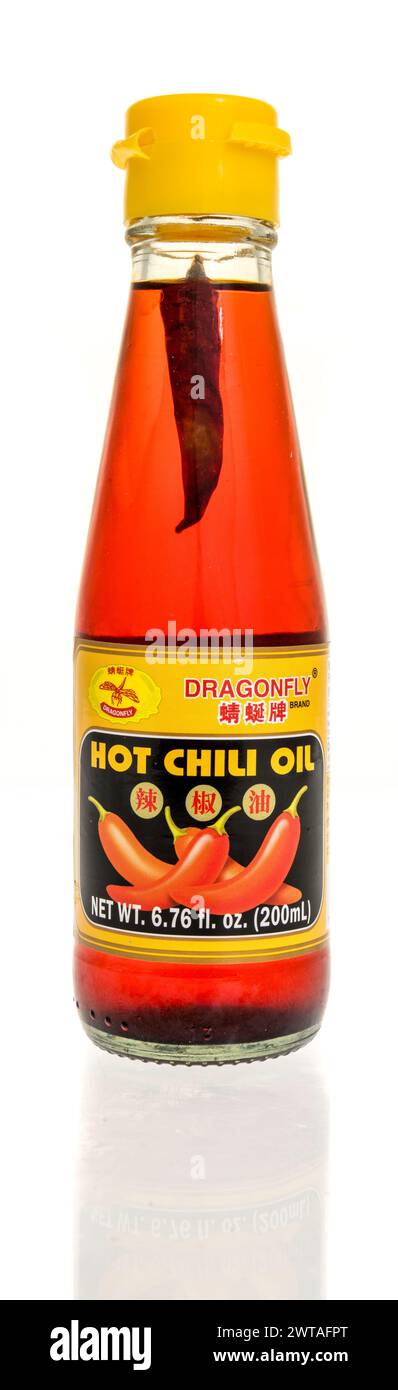 Winneconne, WI - 9 mars 2024 : une bouteille d'huile de Chili chaude Dragonfly sur un fond isolé. Banque D'Images