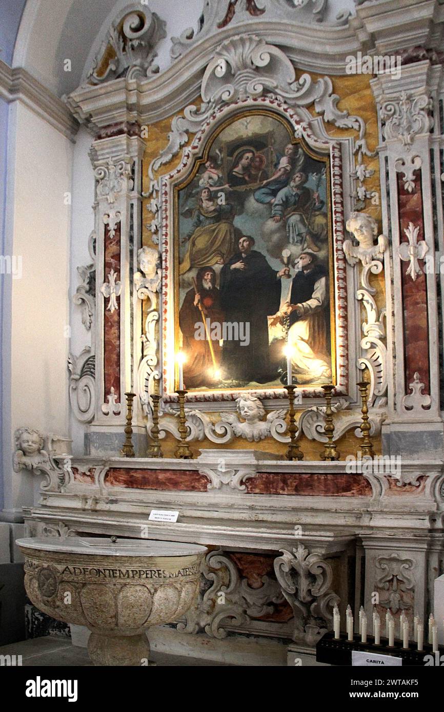 Matera, Italie. Intérieur du couvent de Saint Augustin (Convento di Sant'Agostino). Grande toile représentant un assemblage Paschal Baylón. Banque D'Images