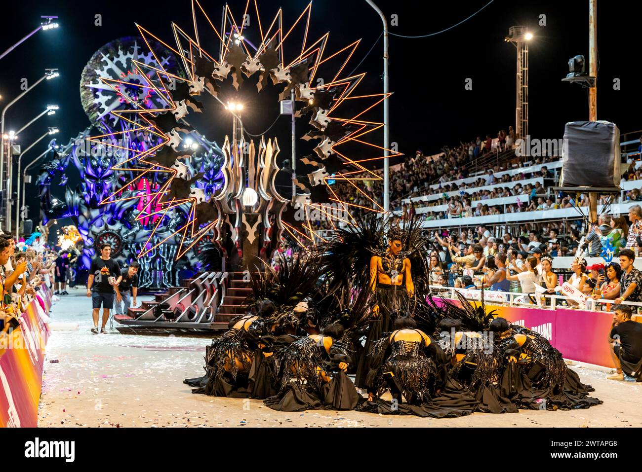 Un carnaval flottant et un groupe de jeunes dansant dans le Corsodromo au Carnaval del Pais annuel, Gualeguaychu, province d'entre Rios, Argentine. Banque D'Images