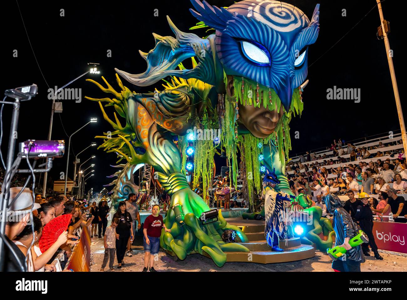 Un Carnaval flottant dans le Corsodromo au Carnaval del Pais annuel, Gualeguaychu, province d'entre Rios, Argentine. Banque D'Images