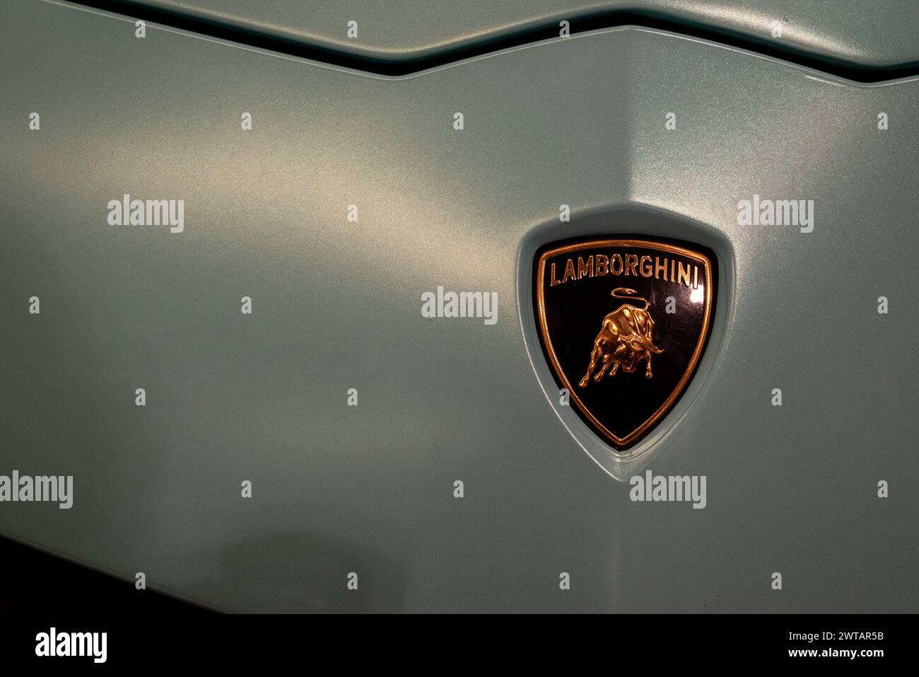 Le logo Lamborghini présente un taureau de charge, symbolisant la force, la puissance et la résilience, incarnant la philosophie de performance et d'excellence de la marque Banque D'Images