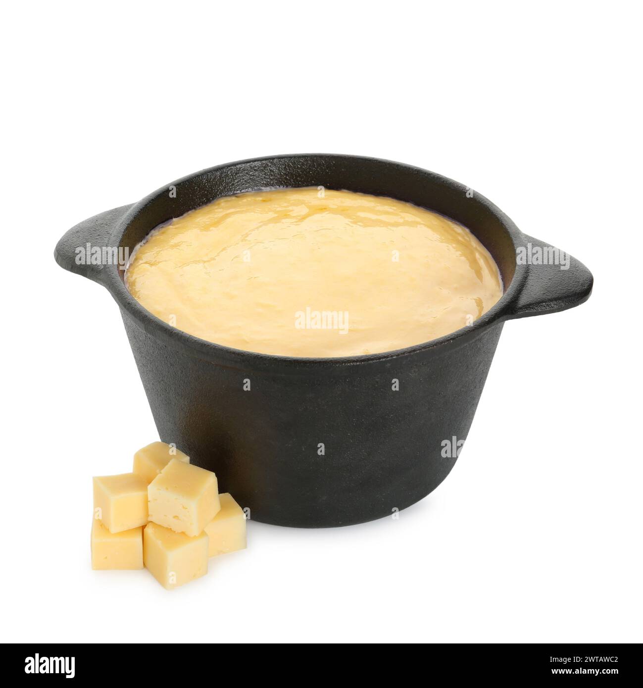 Fondue au fromage fondu savoureux et morceaux isolés sur blanc Banque D'Images