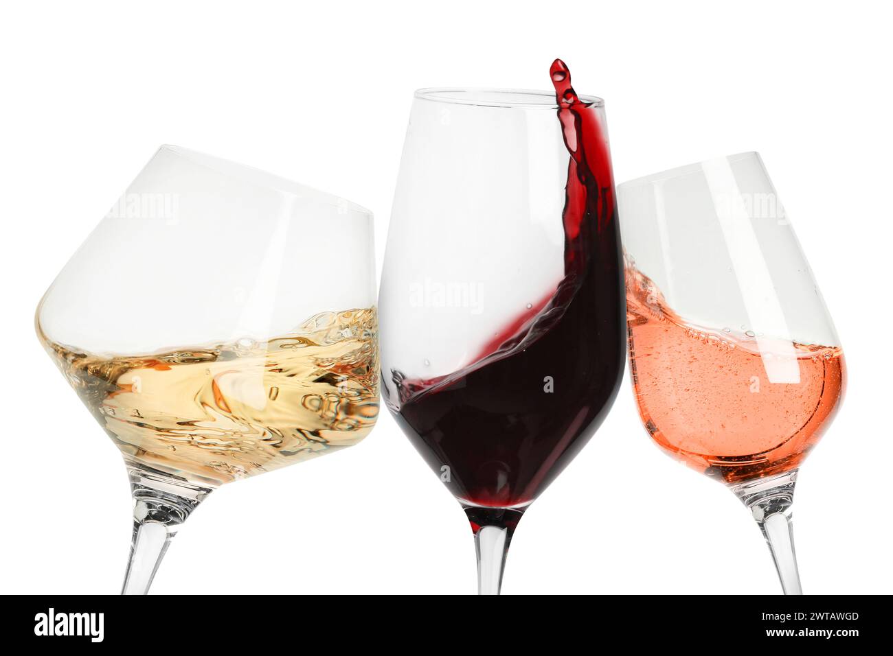 Différents types de vin éclaboussant dans des verres sur fond blanc Banque D'Images