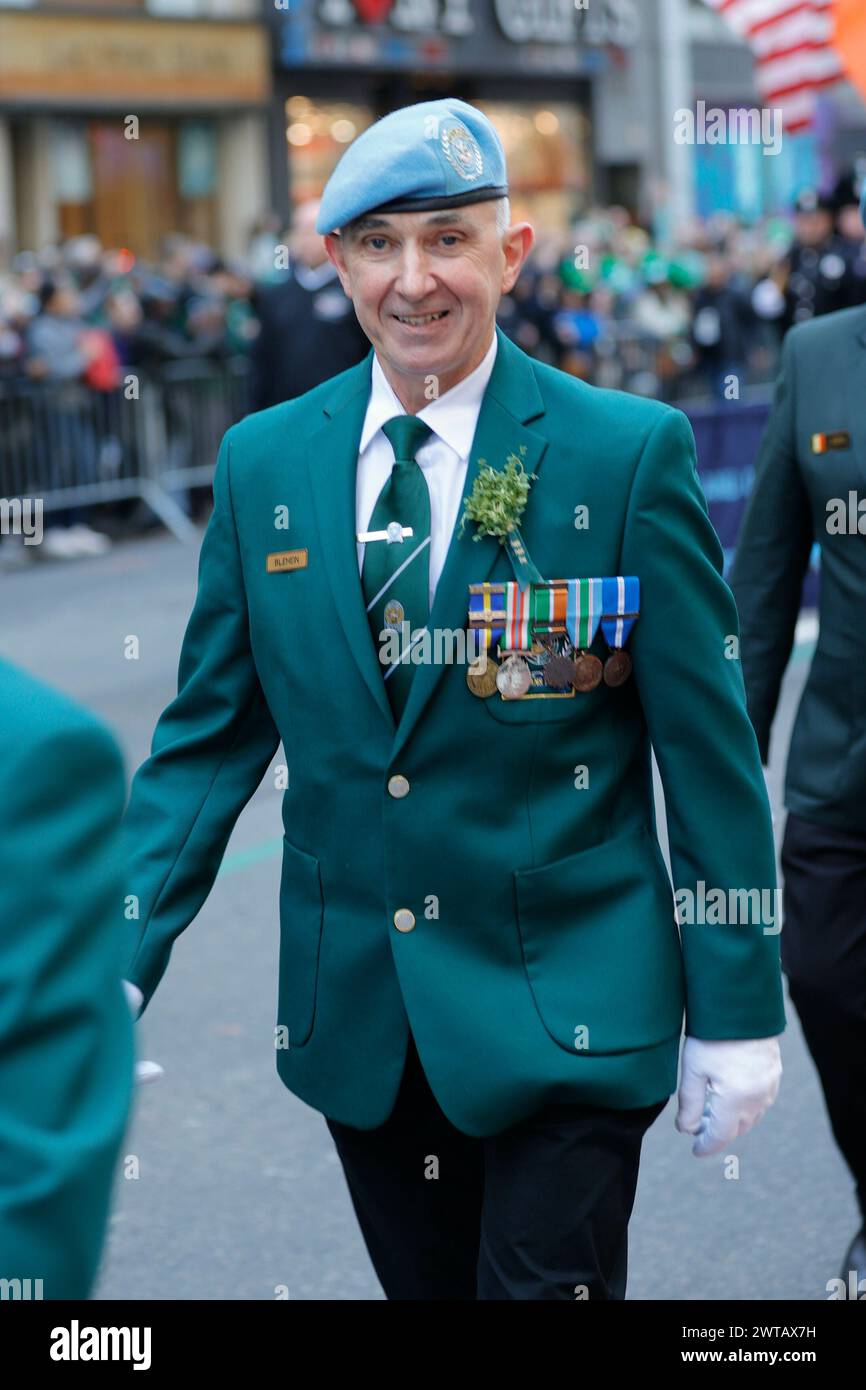 Fifth Avenue, New York, États-Unis, 16 mars 2024 - les gardiens de la paix irlandais des Nations Unies et des milliers de personnes ont défilé aujourd'hui sur la parade St Patrick de 2024 à New York. Photo : Luiz Rampelotto/EuropaNewswire à usage éditorial exclusif. Non destiné à UN USAGE commercial ! Crédit : dpa Picture alliance/Alamy Live News Banque D'Images