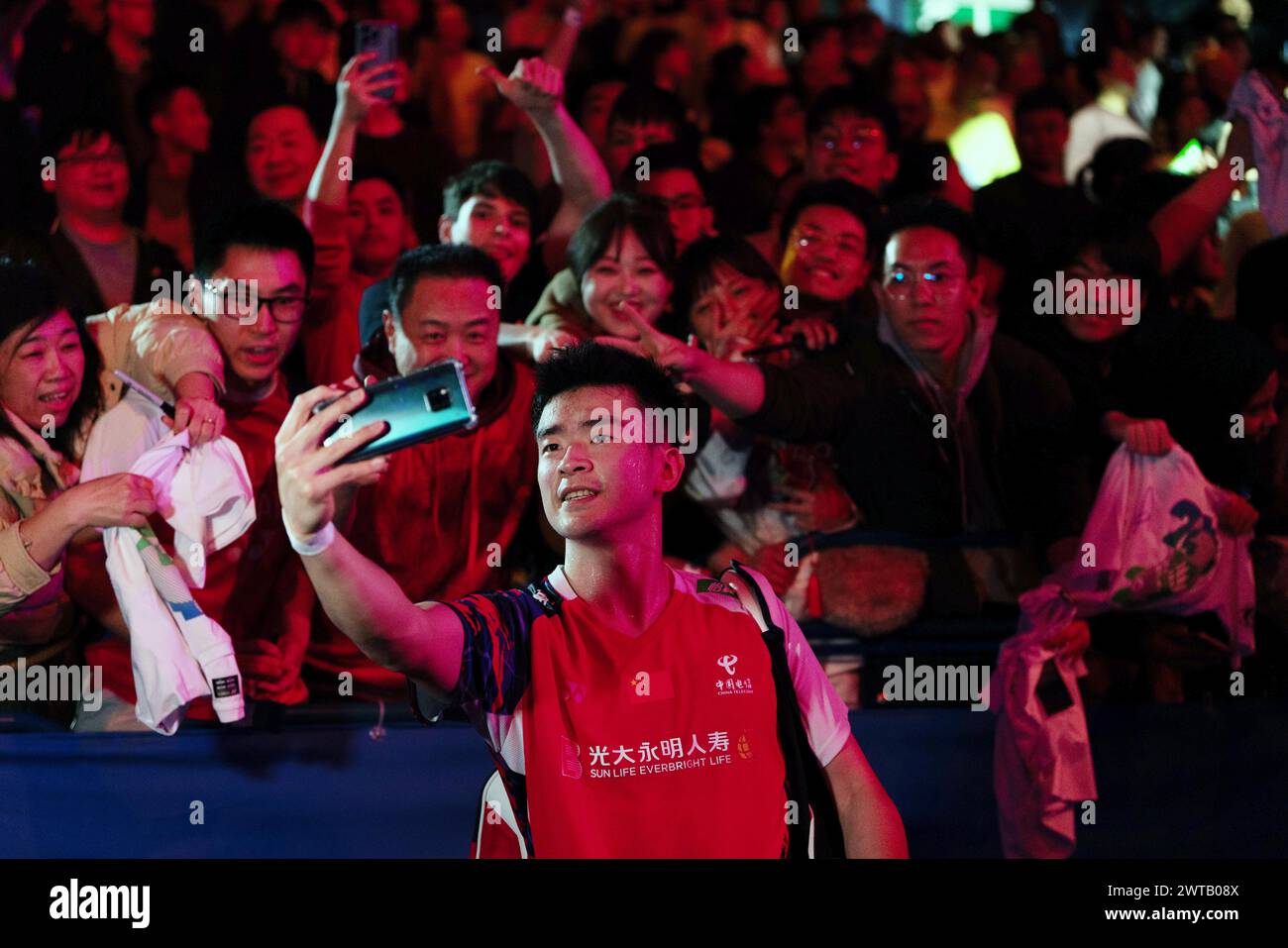Birmingham, Royaume-Uni. 17 mars 2024. Le Chinois Zheng Siwei prend des selfies avec ses fans après la demi-finale de l'All England Open Badminton Championships 2024 à Birmingham, Grande-Bretagne, le 16 mars 2024. Crédit : Xinhua/Alamy Live News Banque D'Images