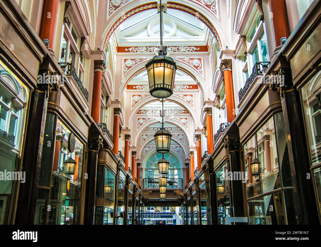 Le Royal Arcade, dans le quartier exclusif de Mayfair dans le West End de Londres, a été ouvert en 1879 - Londres, Royaume-Uni Banque D'Images